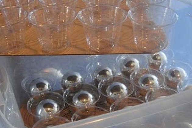 Rincian penyimpanan: Gelas plastik untuk bola pohon Natal