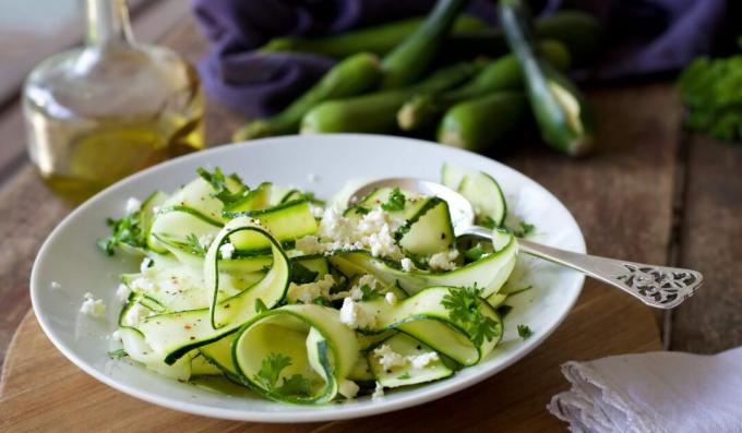 Salad zucchini acar dengan keju dadih