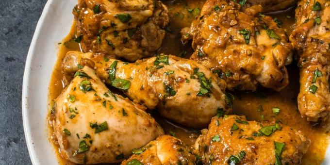 Ayam direbus dalam saus krim: resep sederhana