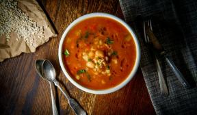 Sup tomat dengan kacang, nasi dan kacang hijau