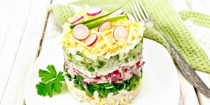 Salad dengan lobak, keju, dan telur