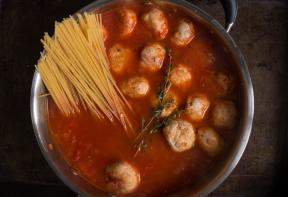 Spaghetti dengan bakso dan saus dalam mangkuk