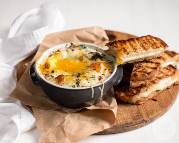 Anda bisa makan telur dengan roti panggang atau mencelupkannya ke dalam krim inti