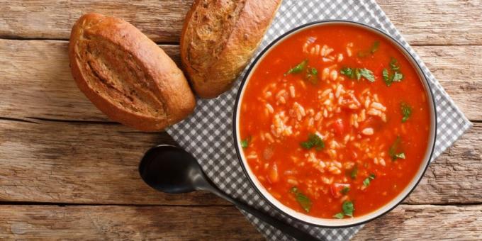 Sup tomat dengan kalkun dan nasi