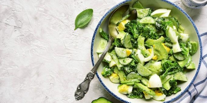 Salad dengan brokoli, telur, dan alpukat