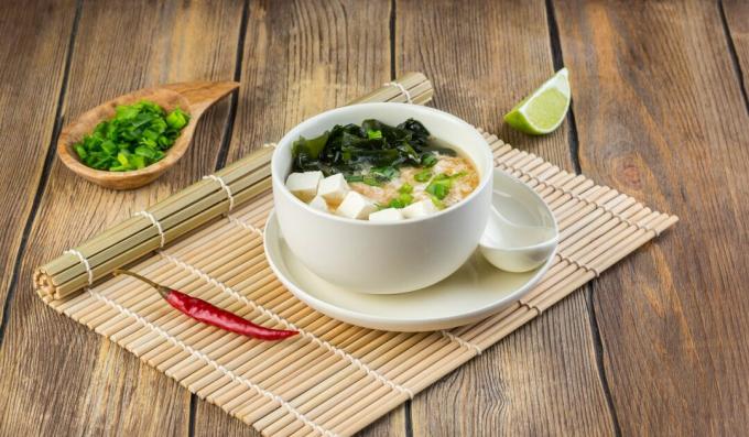 Sup chankonabe Jepang dengan shiitake, tahu, dan bakso