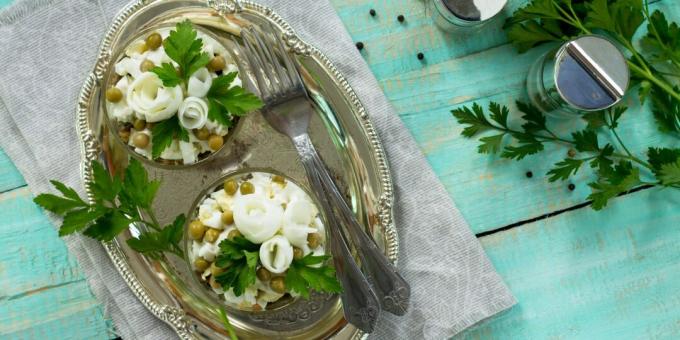Salad dengan saury dan kacang hijau