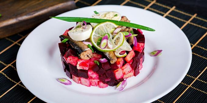 Salad dengan ikan kaleng, bit, dan wortel: resep sederhana 