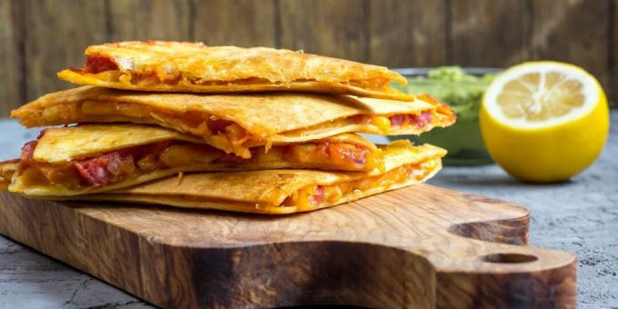 Quesadilla dengan sosis, keju, dan jagung