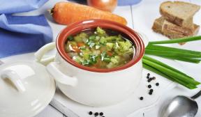 Sup tanpa lemak dengan kacang, brokoli, dan jamur