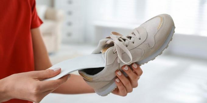 Perawatan sepatu: cara mengeringkan sepatu dengan benar
