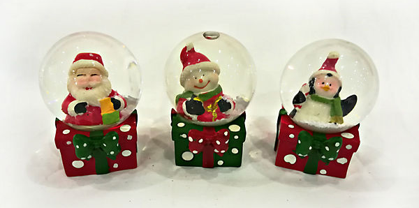 dekorasi Natal: bola kaca dengan salju