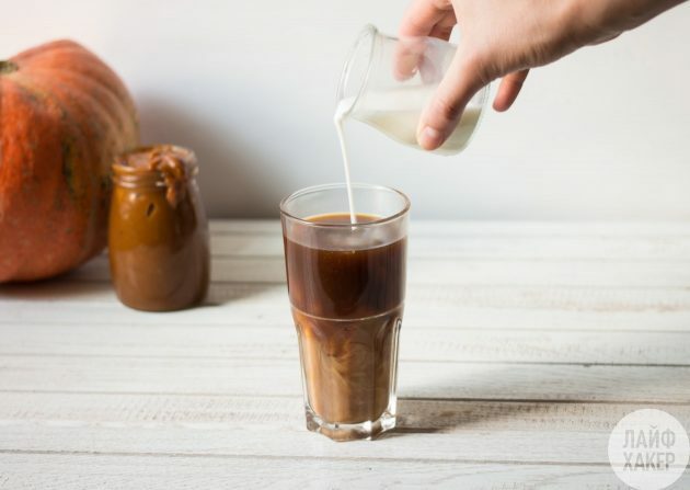 Pumpkin Latte: Tuangkan kopi dan susu