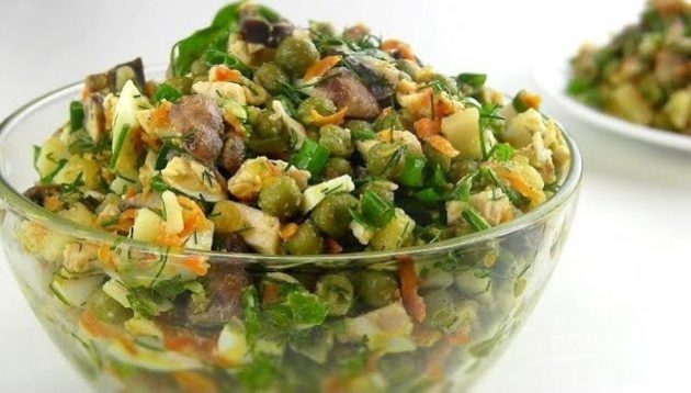 Salad dengan kacang hijau, ayam, jamur dan kentang