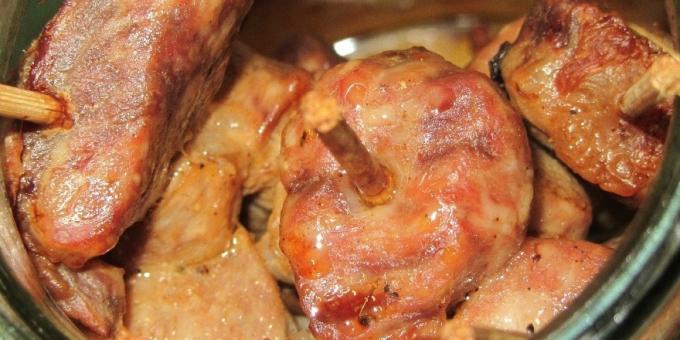 Cara memasak daging dalam oven yang: Pork pada tusuk sate, panggang dalam pot 