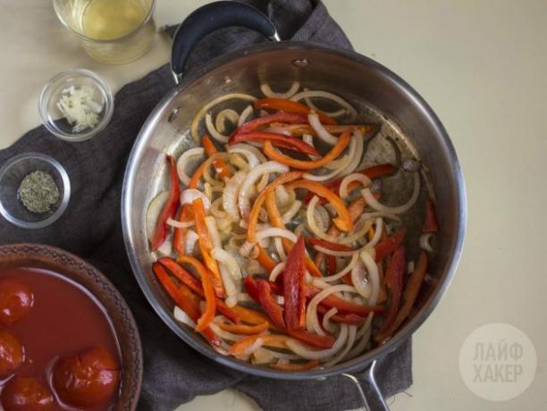 Cara membuat sup ikan: simpan bawang bombay dan paprika dalam minyak zaitun