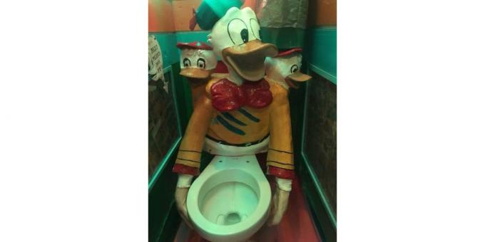 desain toilet: patung
