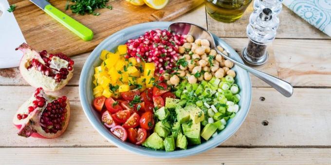 Salad dengan tomat. Salad dengan tomat, buncis, alpukat dan buah delima