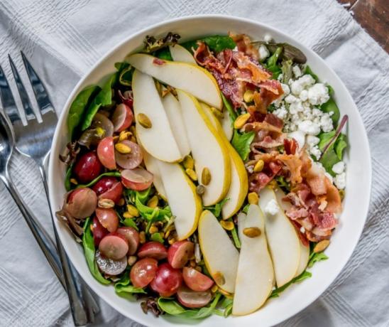 salad meriah dengan tergesa-gesa: Salad dengan pir dan daging