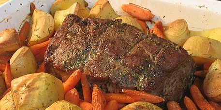 Cara memasak daging sapi di oven: daging sapi pedas dengan kentang dan wortel