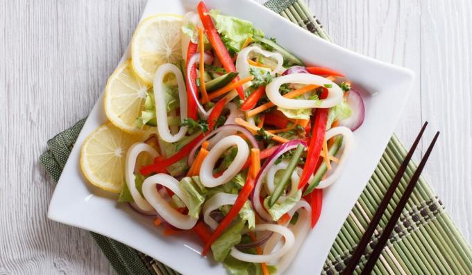 Salad sederhana dengan cumi dan sayuran