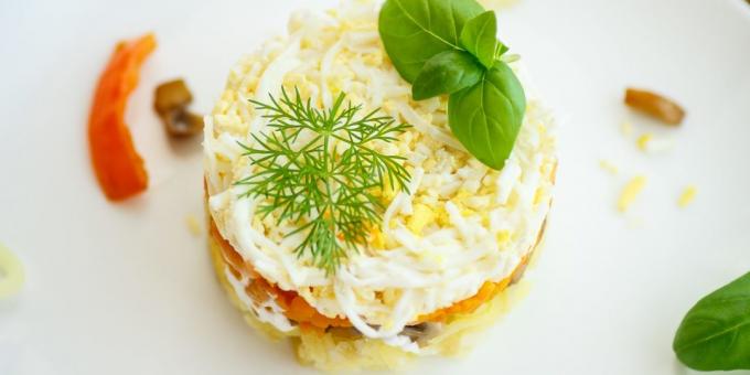 Salad dengan jamur, ham dan keju: resep mudah