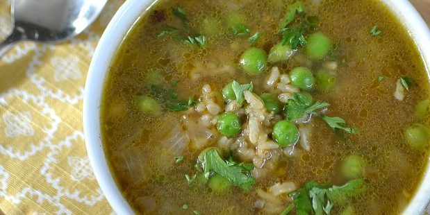 sup sayuran: sup dengan kacang polong dan nasi