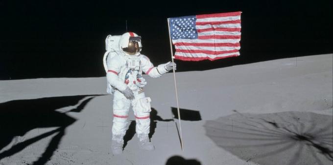 Orang yang pernah berada di luar angkasa: Alan Shepard di bulan