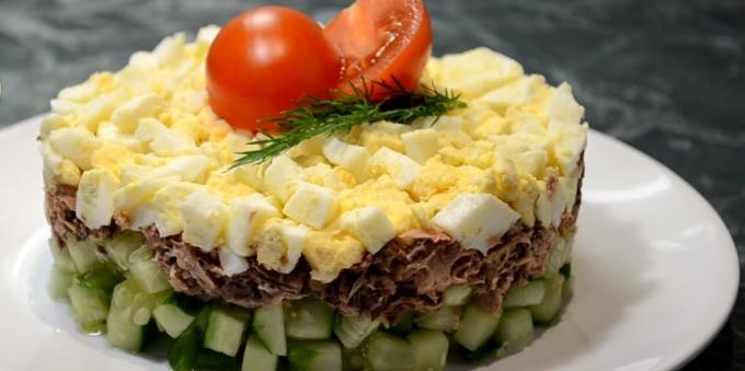 Salad dengan tuna, mentimun dan telur