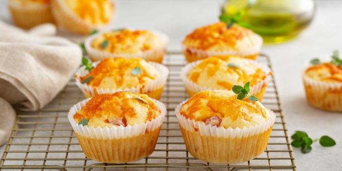 Snack muffin dengan sosis dan keju