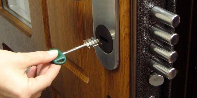 Menggantikan tuas kunci pintu