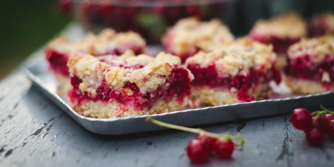 Pasir kue dengan kismis merah atau putih