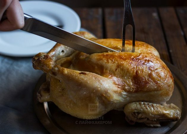 Ayam oven dengan lemon: Diamkan ayam beberapa saat sebelum dipotong