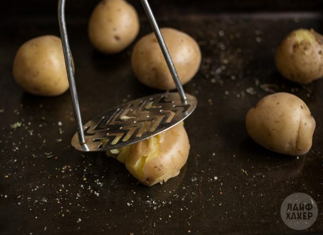 Cara memasak kentang panggang dalam oven: hancurkan umbi dengan garpu atau alat press