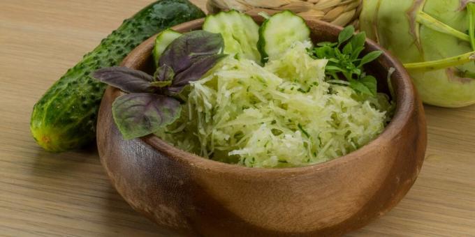 Salad tanpa lemak dengan mentimun dan kohlrabi