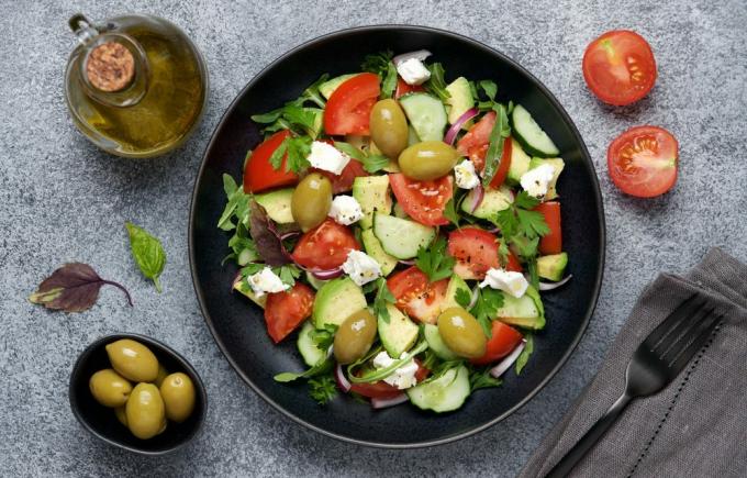 Salad Yunani dengan alpukat