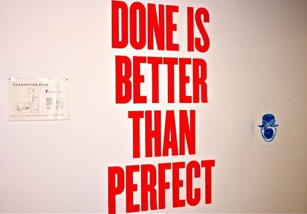 slogan motivasi di dinding di kantor Facebook