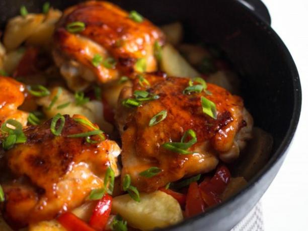 Tuangkan saus di atas ayam dan sayuran, lalu taburi dengan daun bawang atau biji wijen 