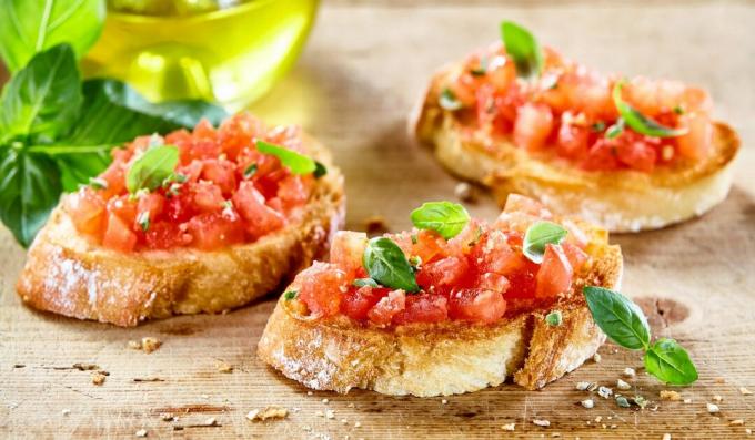 Bruschetta dengan tomat dan kemangi