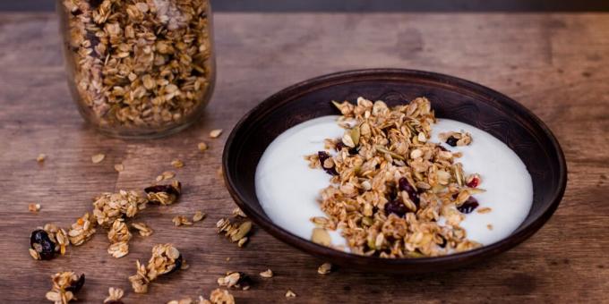 Granola ultra cepat dalam wajan dengan cranberry dan biji-bijian