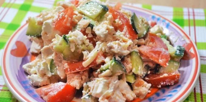 Salad tanpa mayones: Salad dengan ayam, keju feta, tomat dan mentimun