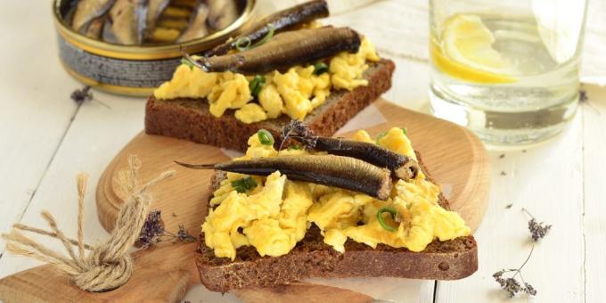 Resep sandwich dengan sprats dan telur