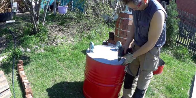 Cara membuat tandoor dengan tangan Anda sendiri: Coba roda dan bor lubang untuk memasangnya