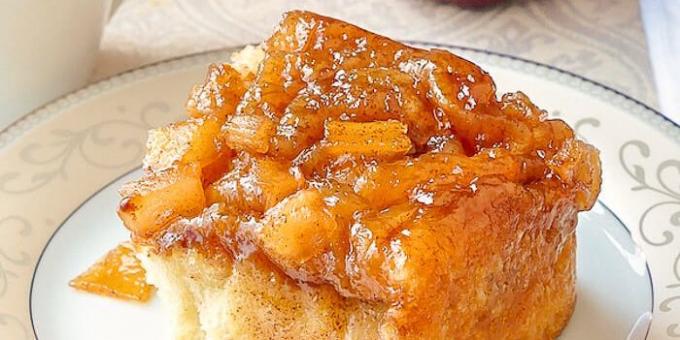Muffin dengan apel di vanilla frosting