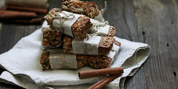 Batangan oatmeal dengan kacang-kacangan, biji-bijian, dan coklat