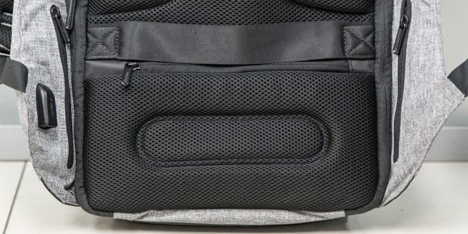 Backpack Bobby: kantong di bagian belakang