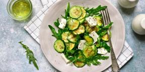 Salad dengan zucchini, rucola, feta dan saus lemon