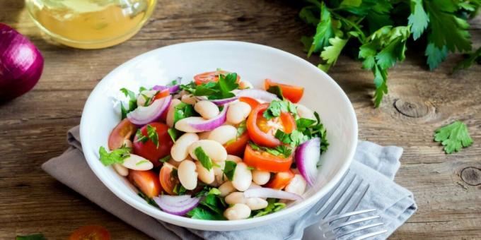 Salad sederhana dengan kacang dan tomat