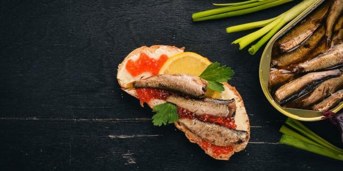 Sandwich dengan sprat dan kaviar merah