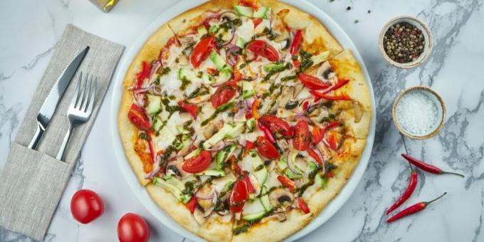 Pizza dengan zucchini dan jamur